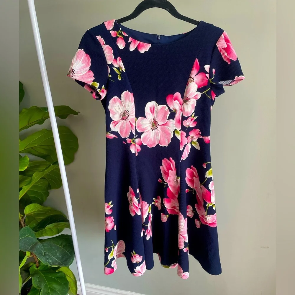 Laura Petites Blue Floral Scuba Short Sleeve Mini Skater Dress Size 4P - Picture 2 of 5